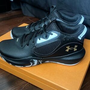UNDER ARMOUR shoes. Size: M-10 / W-9.5 Black and white NEW without tags or box.